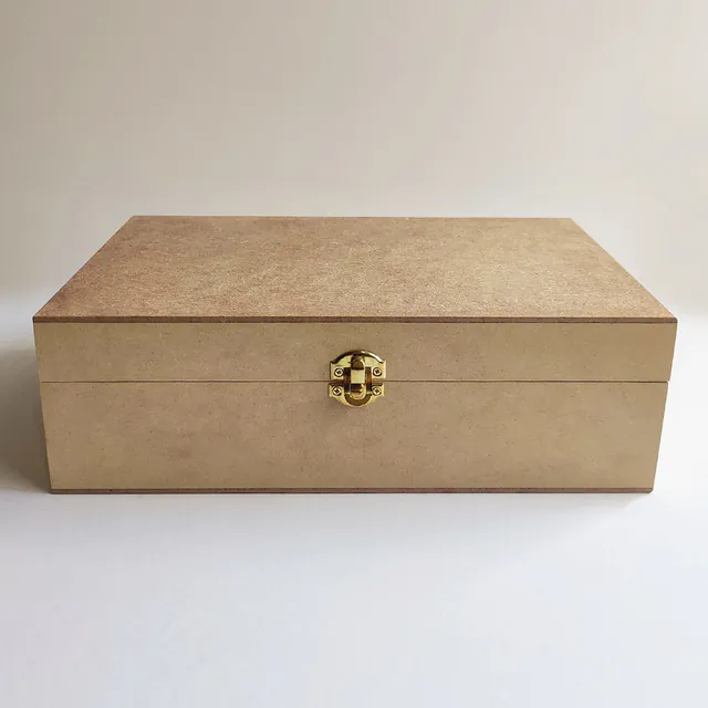 Caja de MDF cerrada con un broche metálico dorado al frente