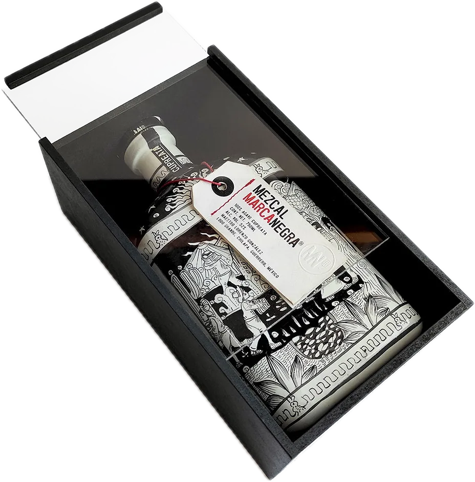 Caja negra con tapa deslizable de acrílico transparente y una botella de Mezcal Marca Negra adentro