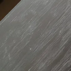 Madera entintada en negro con la veta a la vista, de las cajas del Maestro Mezcalero