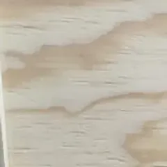 Triplay de pino con acabado natural y la veta a la vista, de una caja hecha para Hasta las Manos