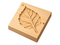 Pieza cuadrada de pino con una hoja tallada en relieve