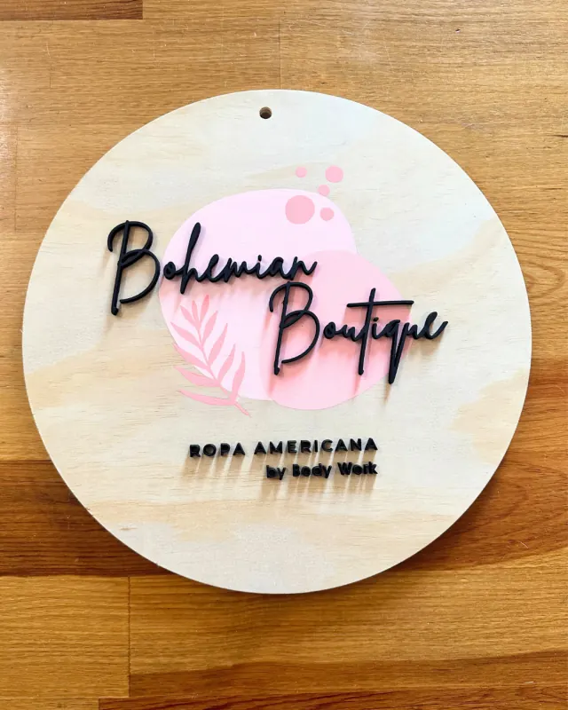 Letrero con logotipo en relieve, Bohemian Boutique