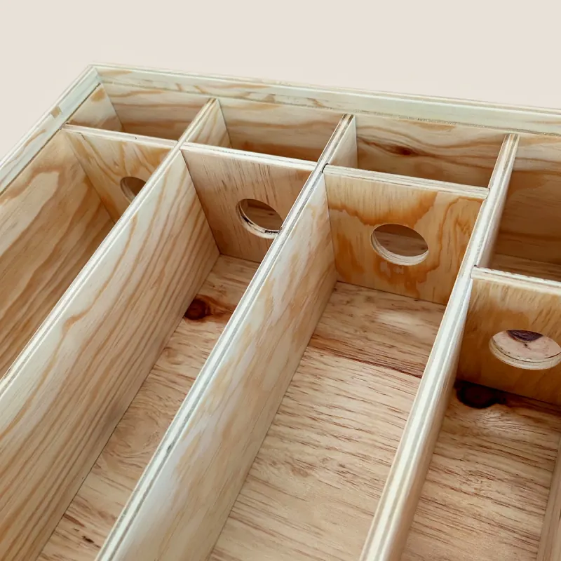 Caja de triplay de pino para cuatro botellas de vino, con separadores deslizables