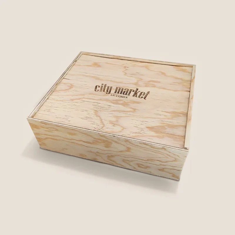 Caja de triplay de pino cerrada, con el logotipo de City Market grabado en la tapa