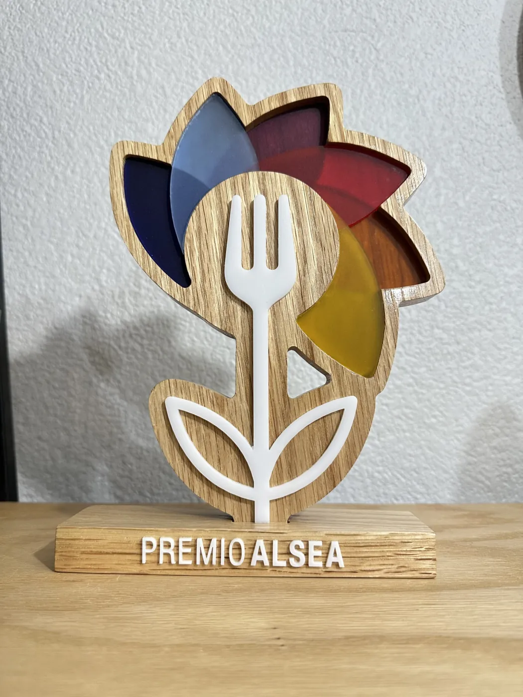 Trofeos de madera y metacrilato de color, Premio Alsea — foto 3 de 4