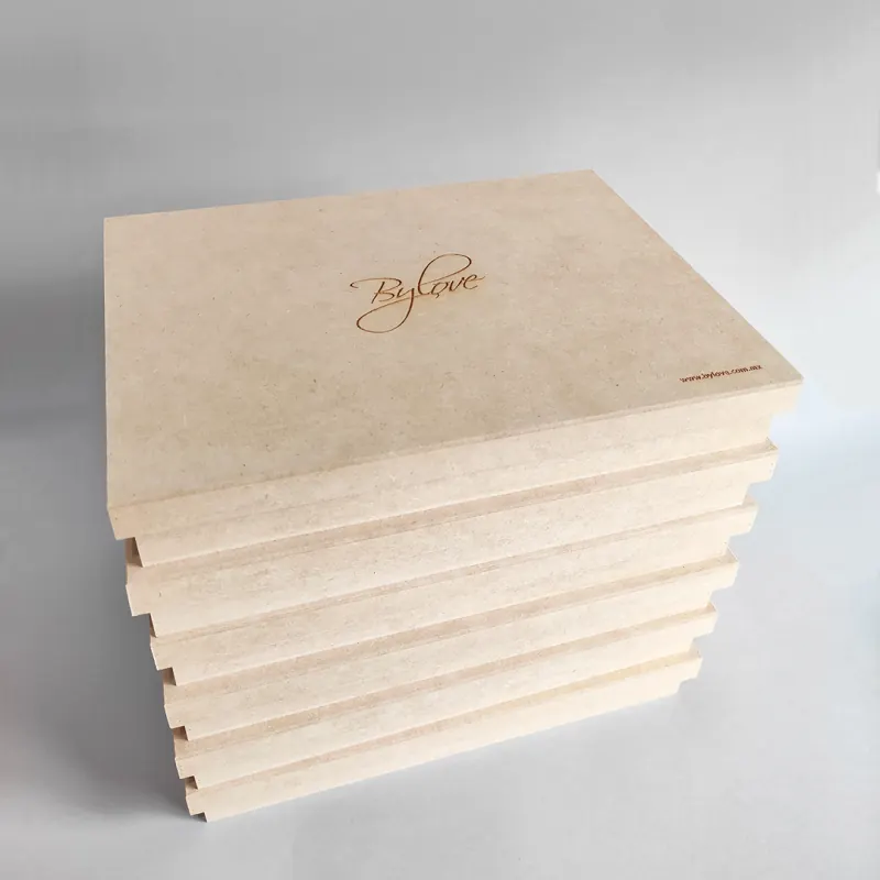 Cajas con el logotipo de By Love grabado en la tapa