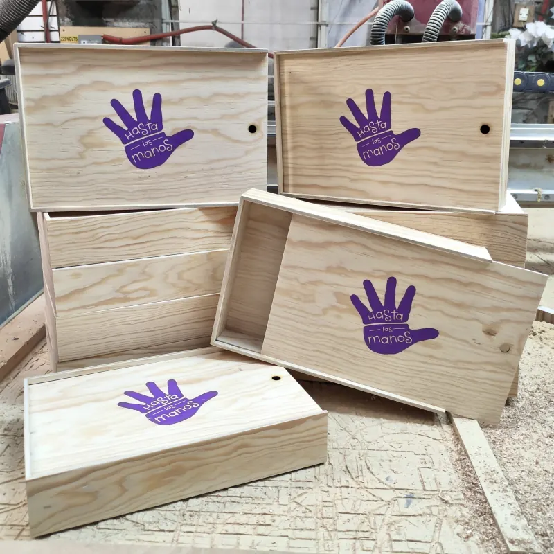 Cajas deslizables de triplay con la mano de Hasta las Manos en serigrafía morada