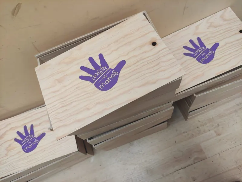 Cajas deslizables de triplay de pino con serigrafía morada, hechas para Hasta las Manos