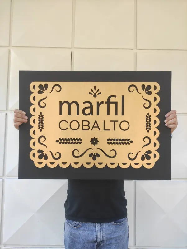 Letrero de Marfil Cobalto con el logotipo en relieve de dos capas
