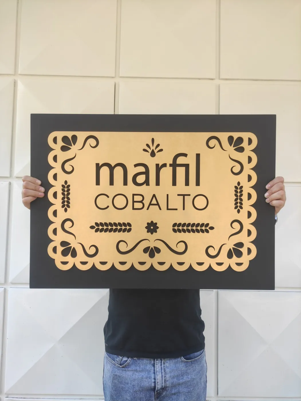 Logotipo en relieve de dos capas, Marfil Cobalto — foto 1 de 3