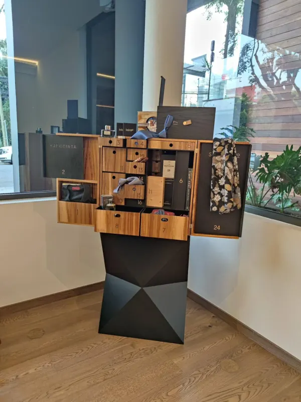Exhibidor de madera abierto, con espacios numerados y cajones con regalos, hecho para Solito Sartoria