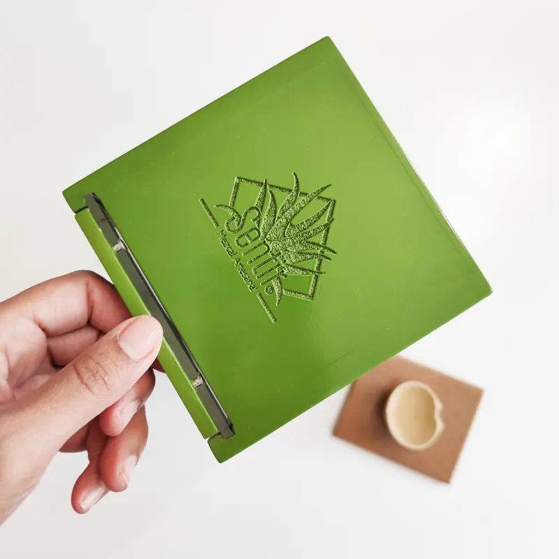 Caja de MDF laqueada en verde con tapa deslizable de acrílico, para Sentir