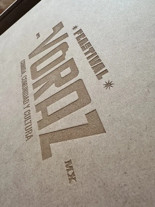 Detalle del grabado en la tapa de una caja de MDF hecha para Voraz