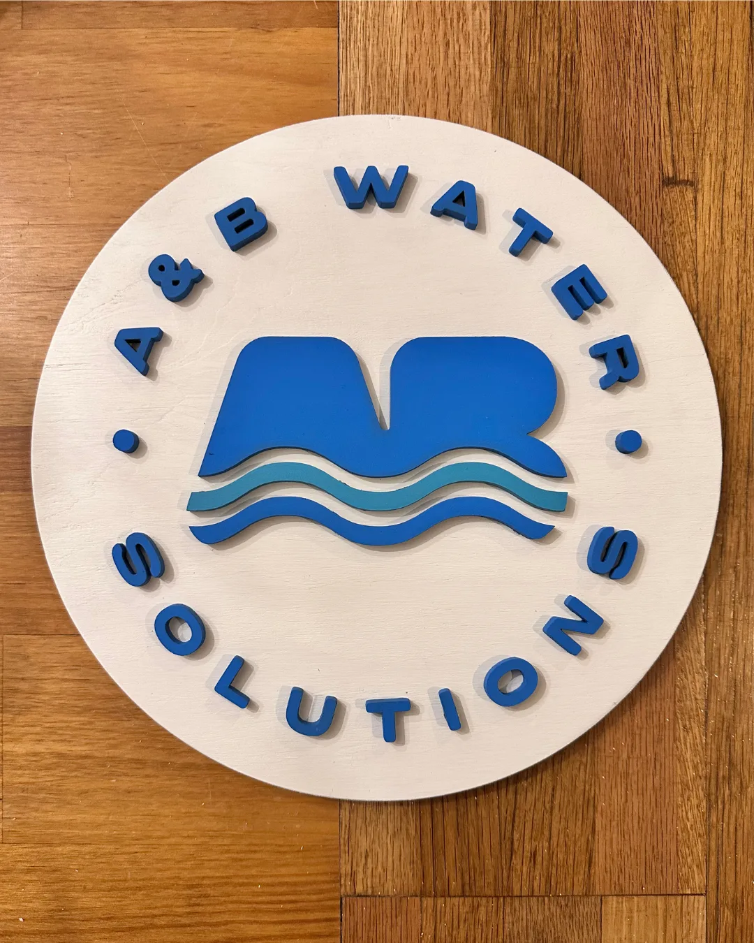 Letrero con logotipo en relieve, A&B Water Solutions — foto 1 de 1